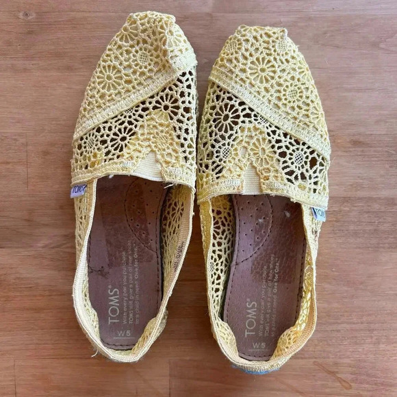 Yellow embroidered eyelet Tom’s girls women’s 5 - Picture 2 of 7